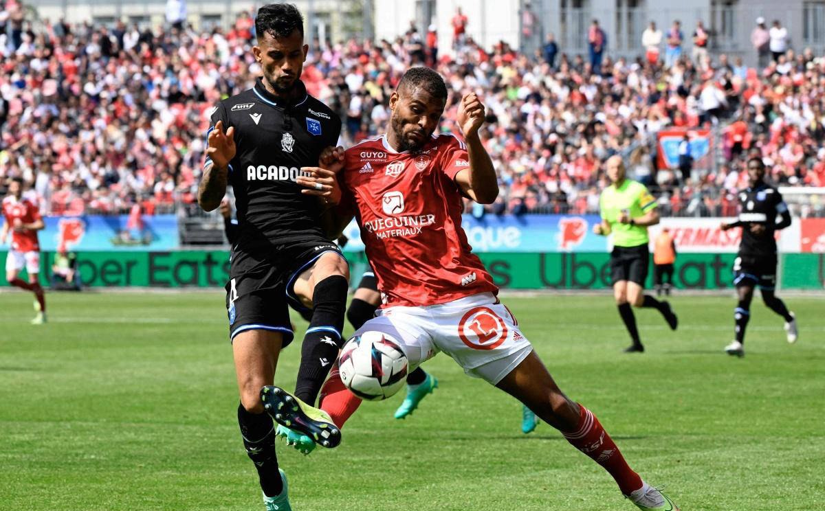 包含巴黎重获胜利，主场势不可挡冲击榜首的词条