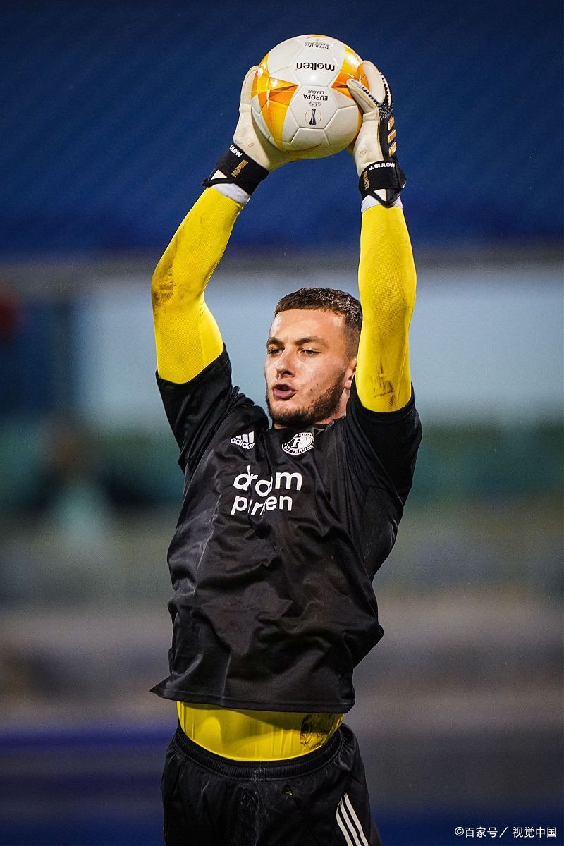 瓦伦西亚绿茵场上展现攻守两端实力的简单介绍 瓦伦西亚绿茵场上展现攻守两端实力的简单介绍