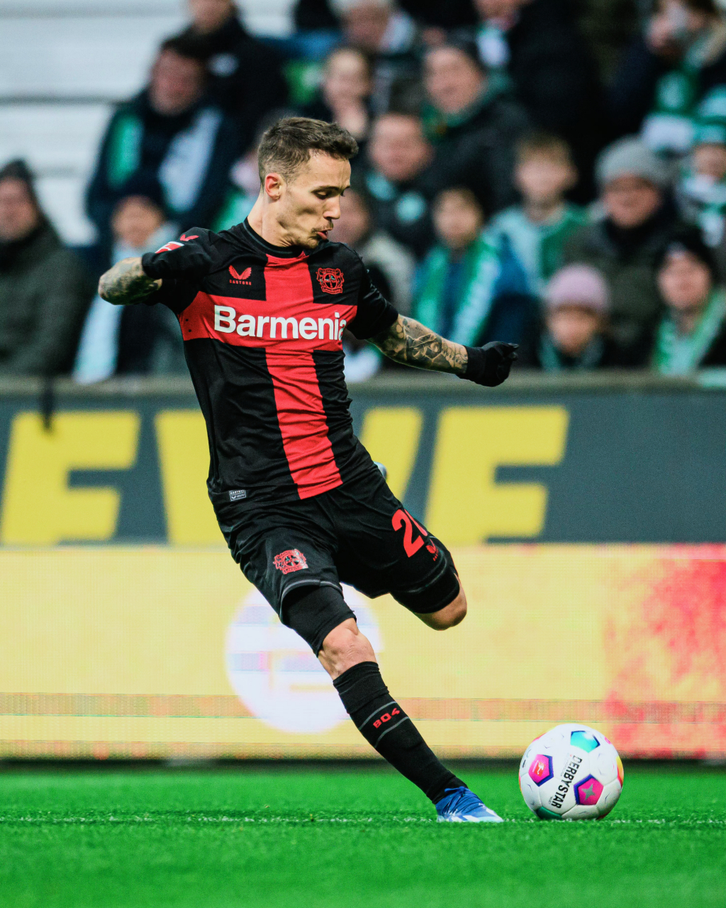 包含勒沃库森在比赛中击败对手，取得三分的词条