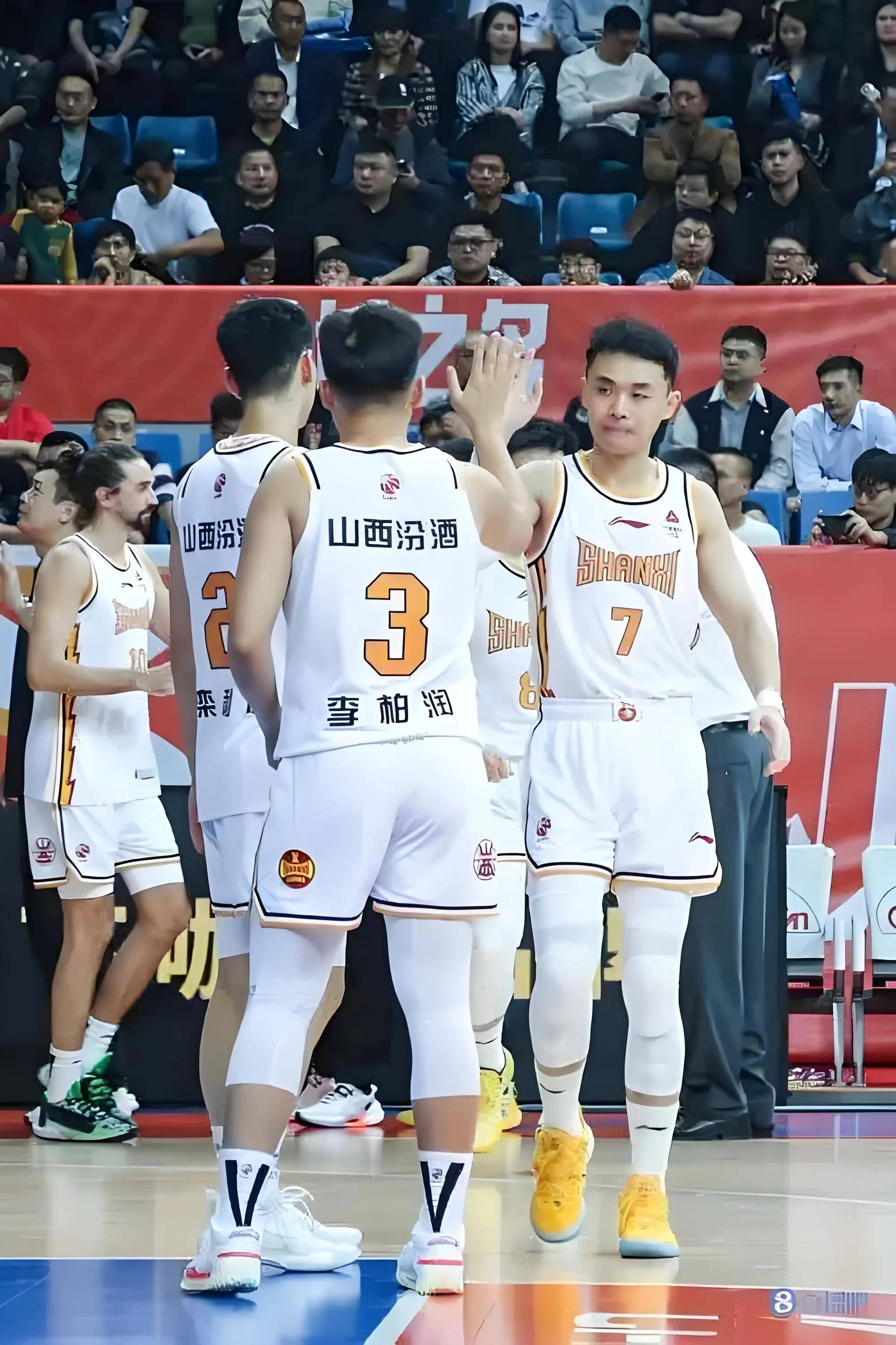 北京男篮在比赛中获得压倒性胜利 北京男篮在比赛中获得压倒性胜利