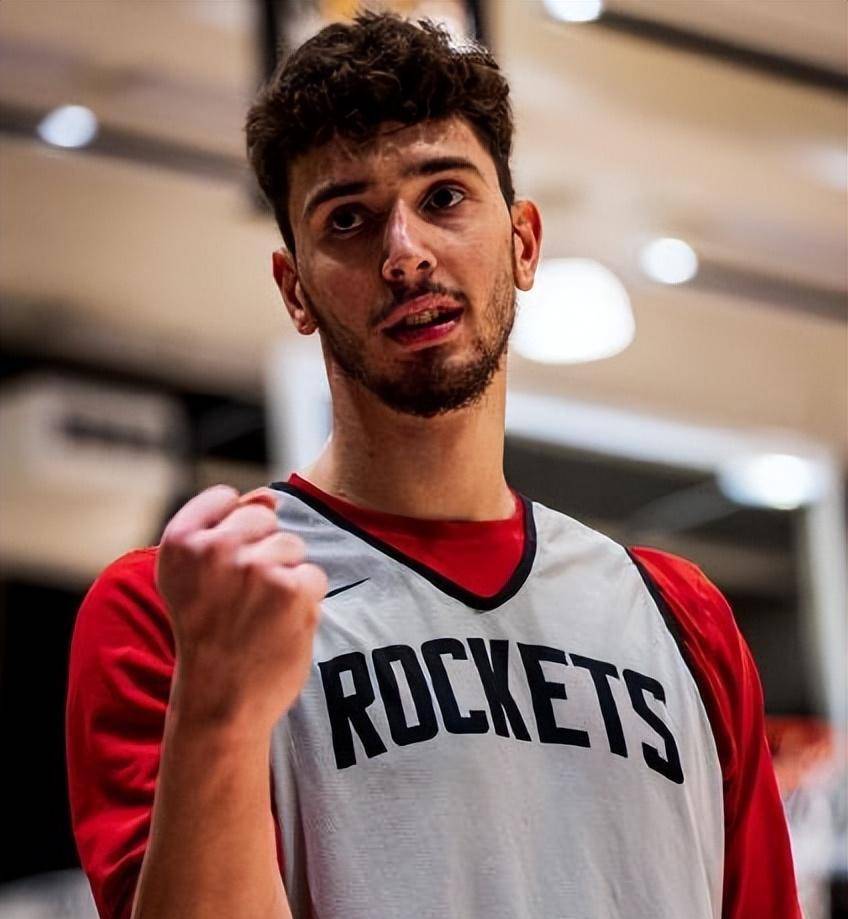 转会消息：火箭队签约赛季MVP候选球员的简单介绍