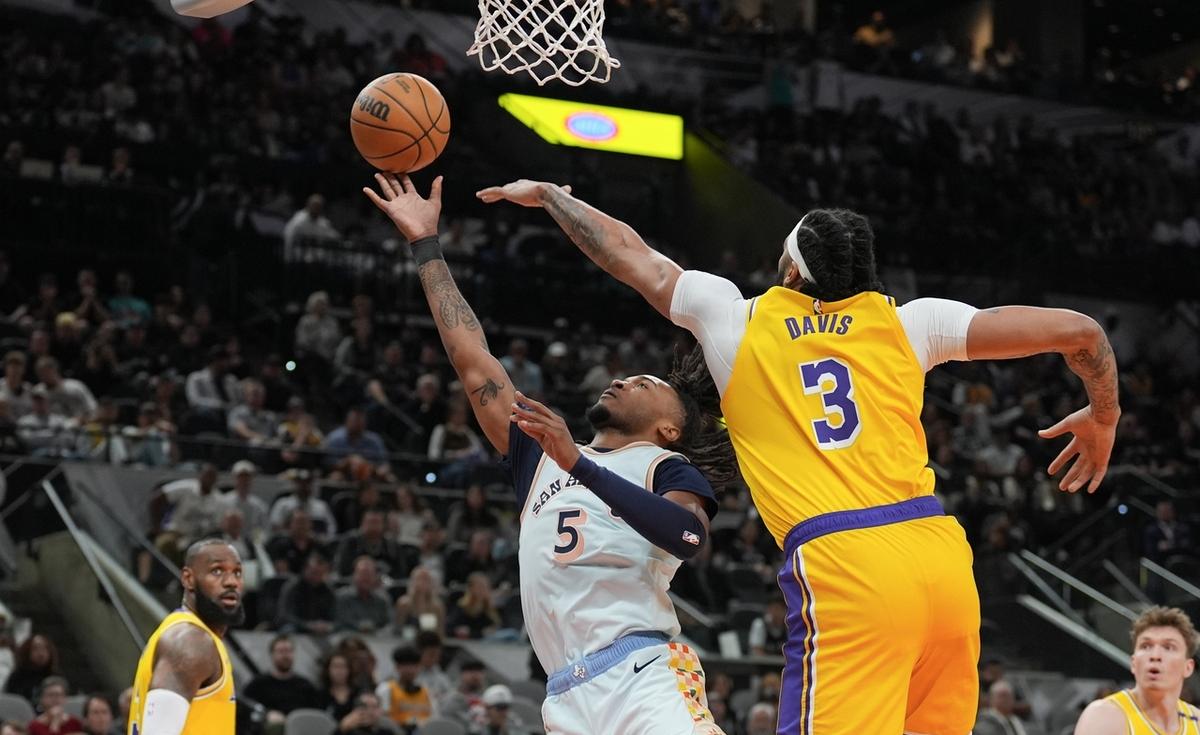 包含劲爆对战！赛场上球队为荣誉而全力拼杀的词条