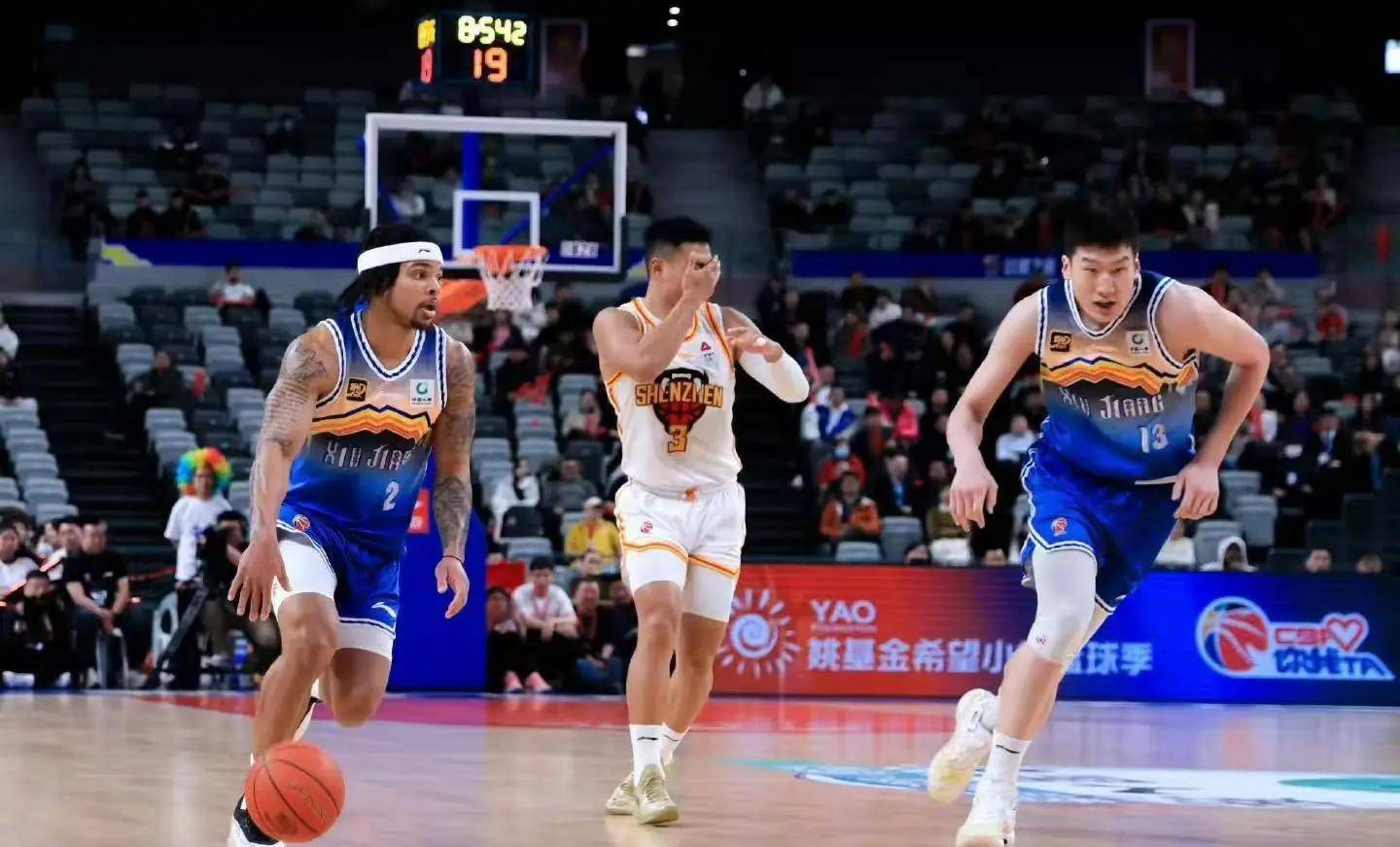 一位老将在比赛中展现出惊人的体能和技术实力的简单介绍 一位老将在比赛中展现出惊人的体能和技术实力的简单介绍