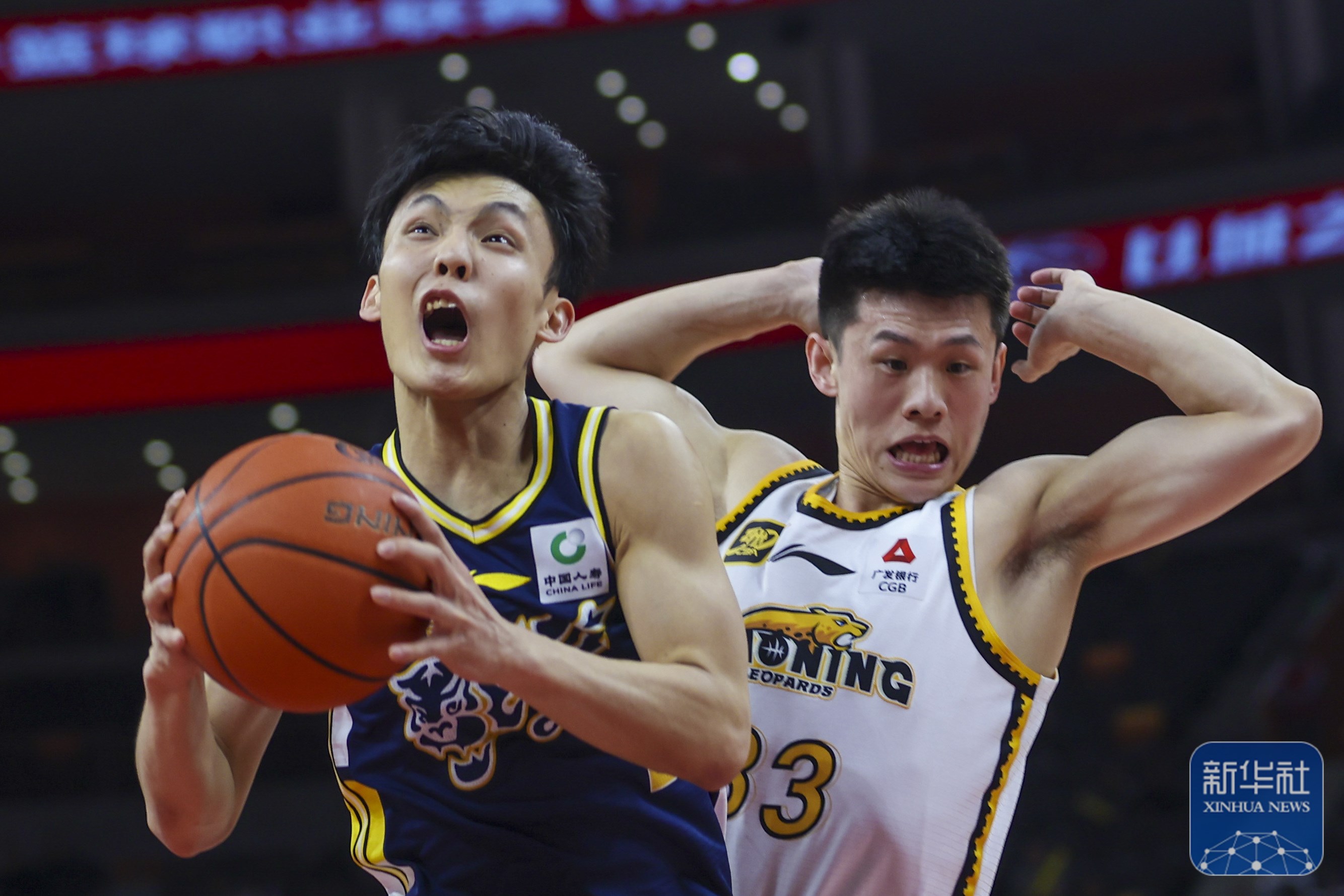 球员在赛场上拼搏争取胜利激发全场热情