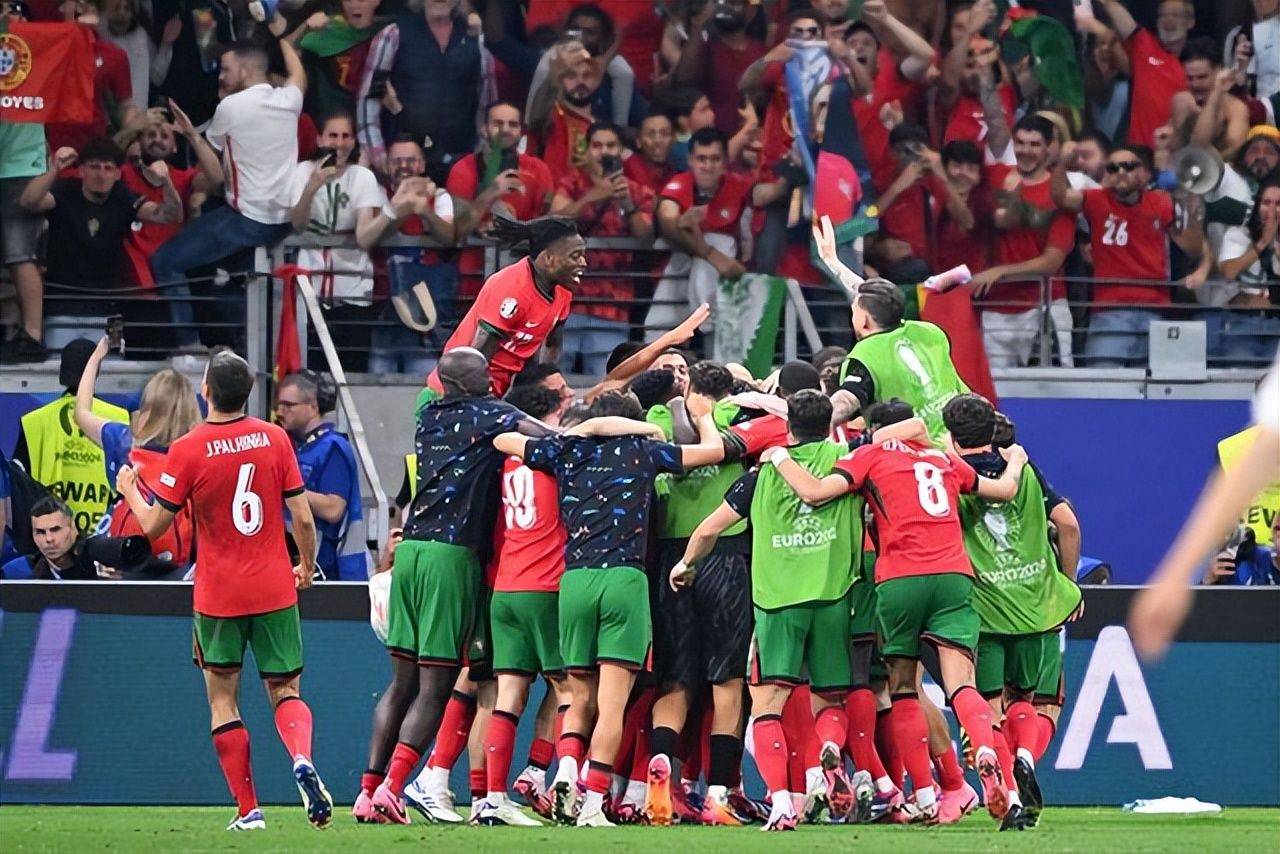 紧张对抗:法国队力争战胜意大利队的围剿的简单介绍 紧张对抗:法国队力争战胜意大利队的围剿的简单介绍