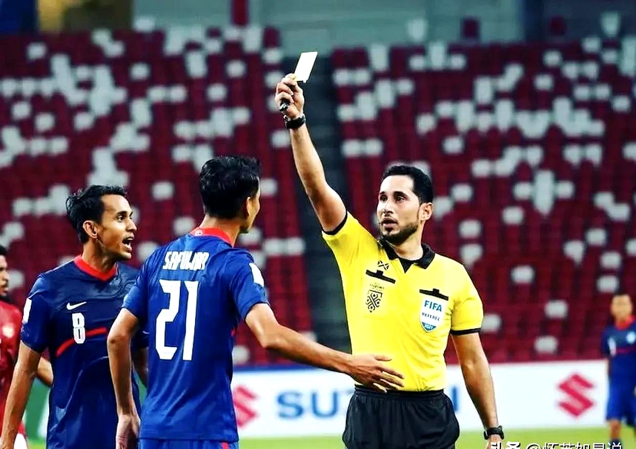 包含主教练战术变阵，球队成功适应对手的词条