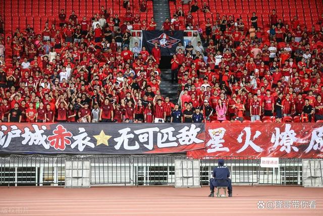 观众们在现场呐喊助威为心仪球队助威 观众们在现场呐喊助威为心仪球队助威