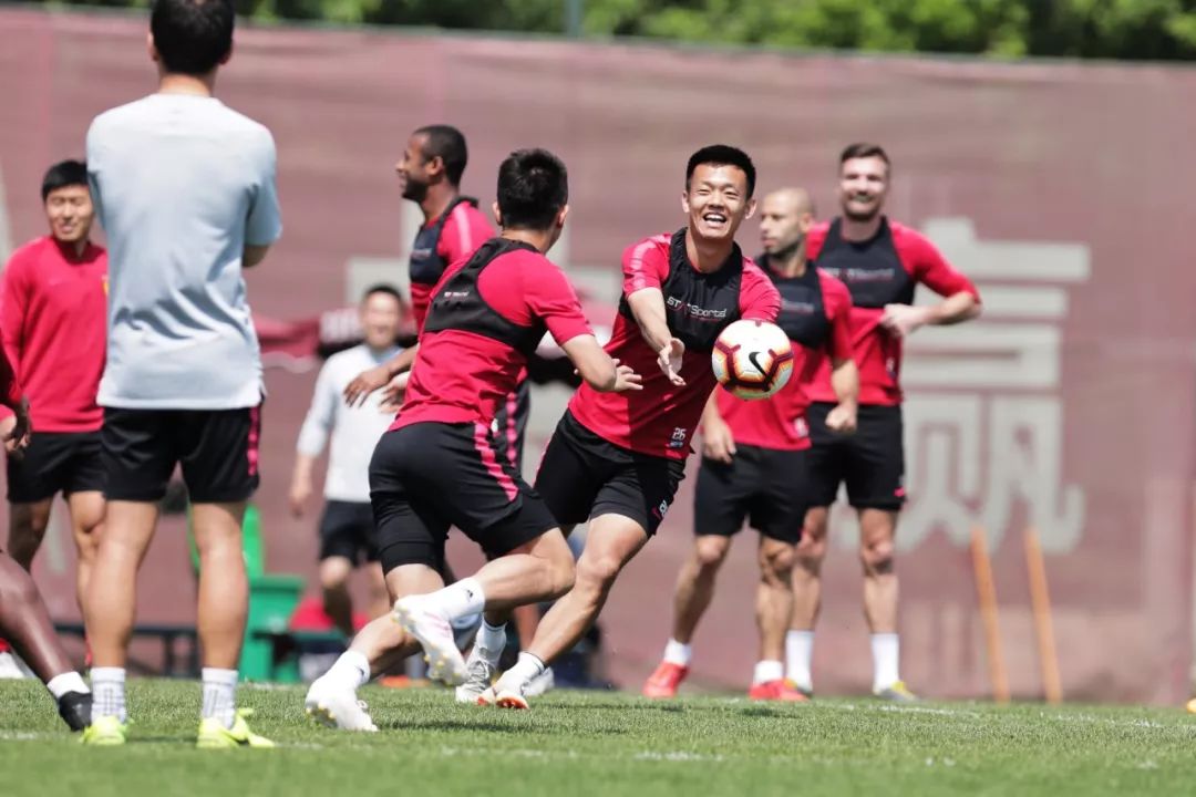 对手强劲不容小觑队伍备战紧张