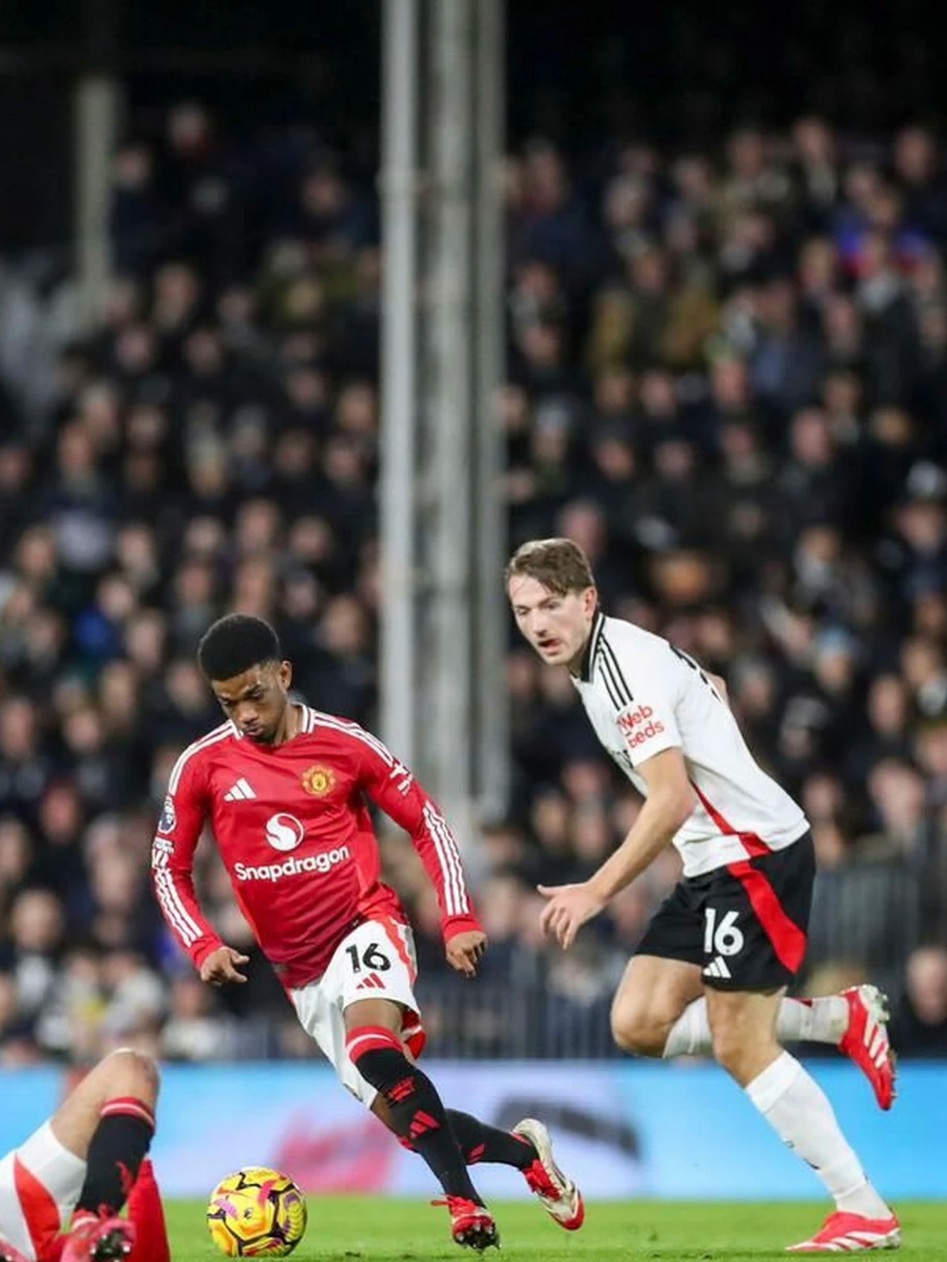 曼联主场大胜富勒姆，继续追赶前赴