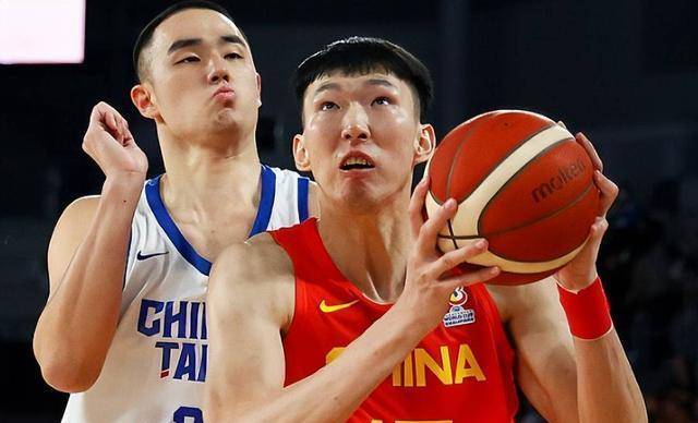 篮球比赛中一名球员突然晕倒引发警惕