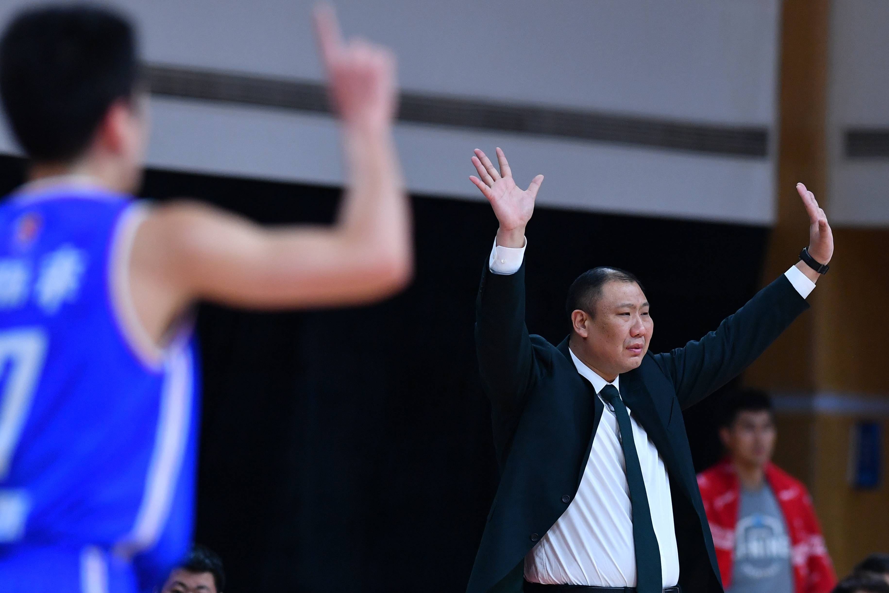 篮球比赛中一名球员突然晕倒引发警惕