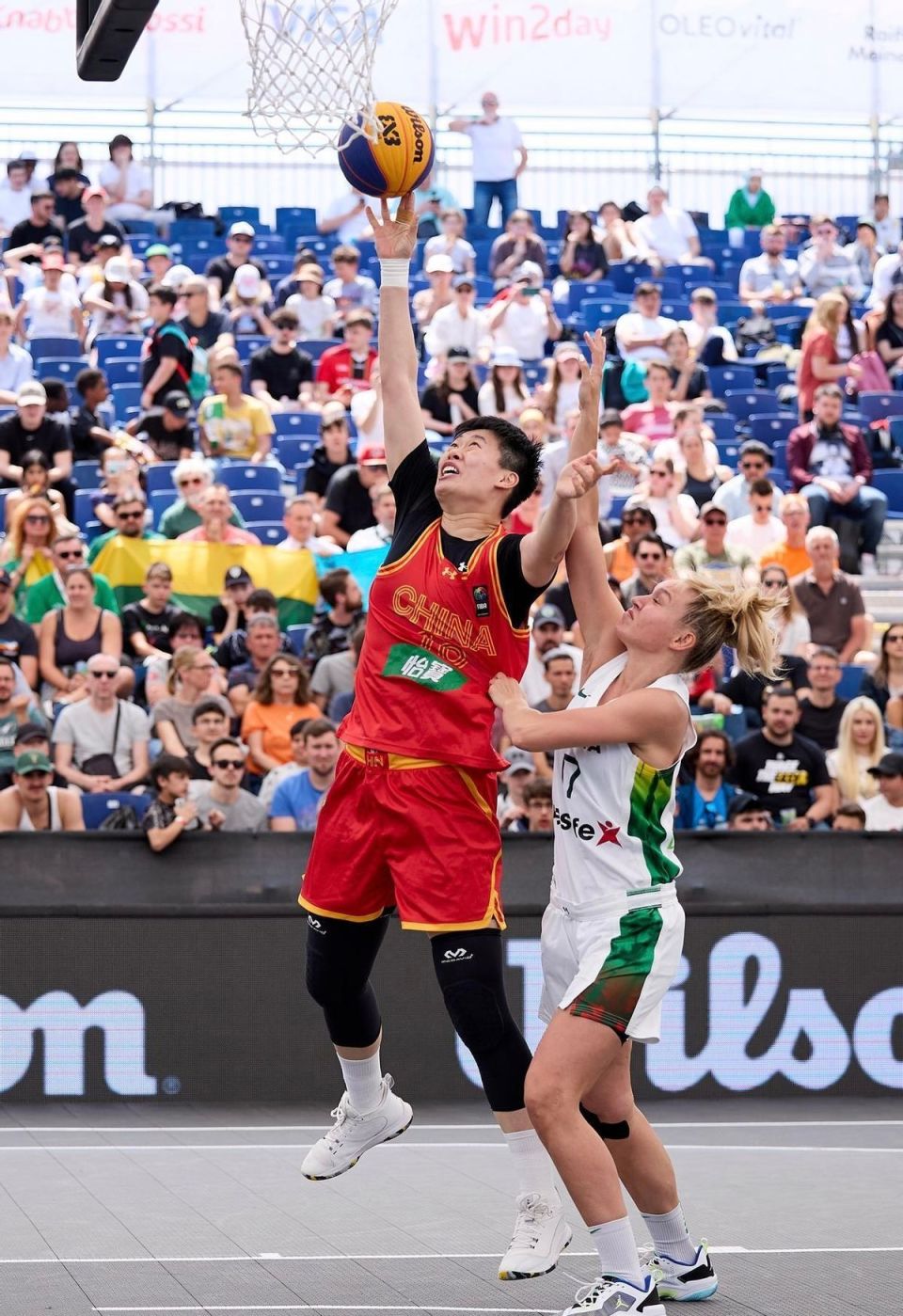 立陶宛队夺冠，狂欢庆功