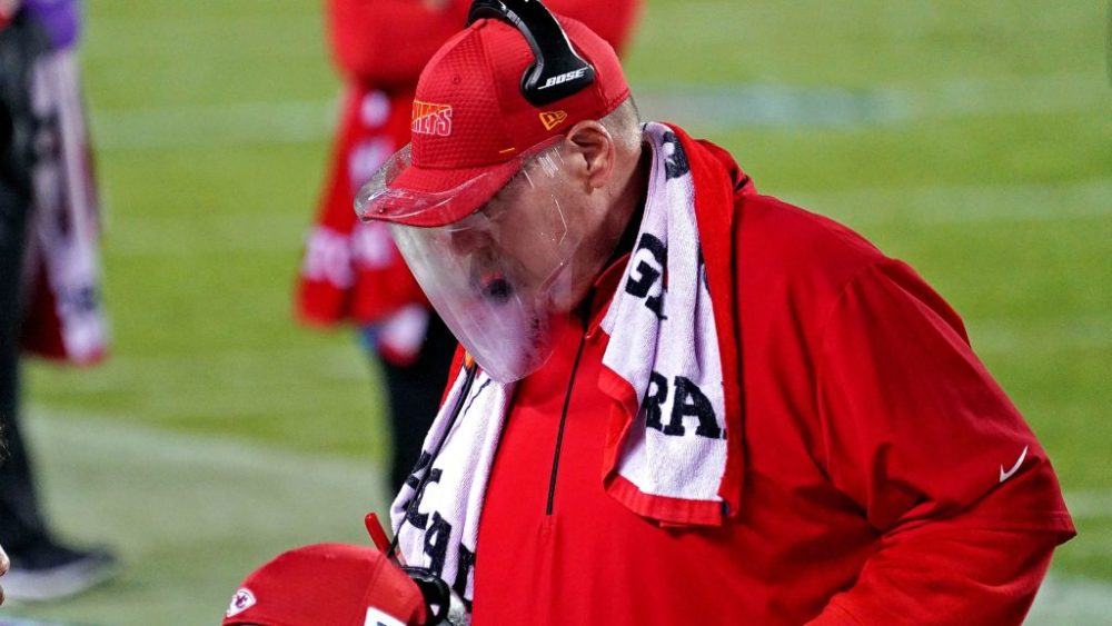 劈叉之后美国橄榄球选手激烈较量一问三不答 劈叉之后美国橄榄球选手激烈较量一问三不答