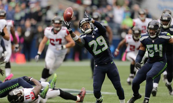 劈叉之后美国橄榄球选手激烈较量一问三不答 劈叉之后美国橄榄球选手激烈较量一问三不答