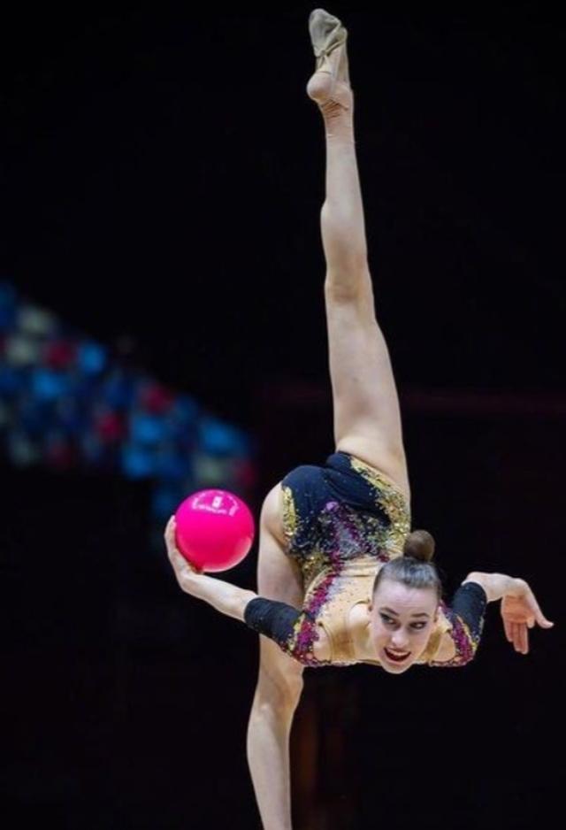 体操高手惊艳亮相，完美演绎金牌之路