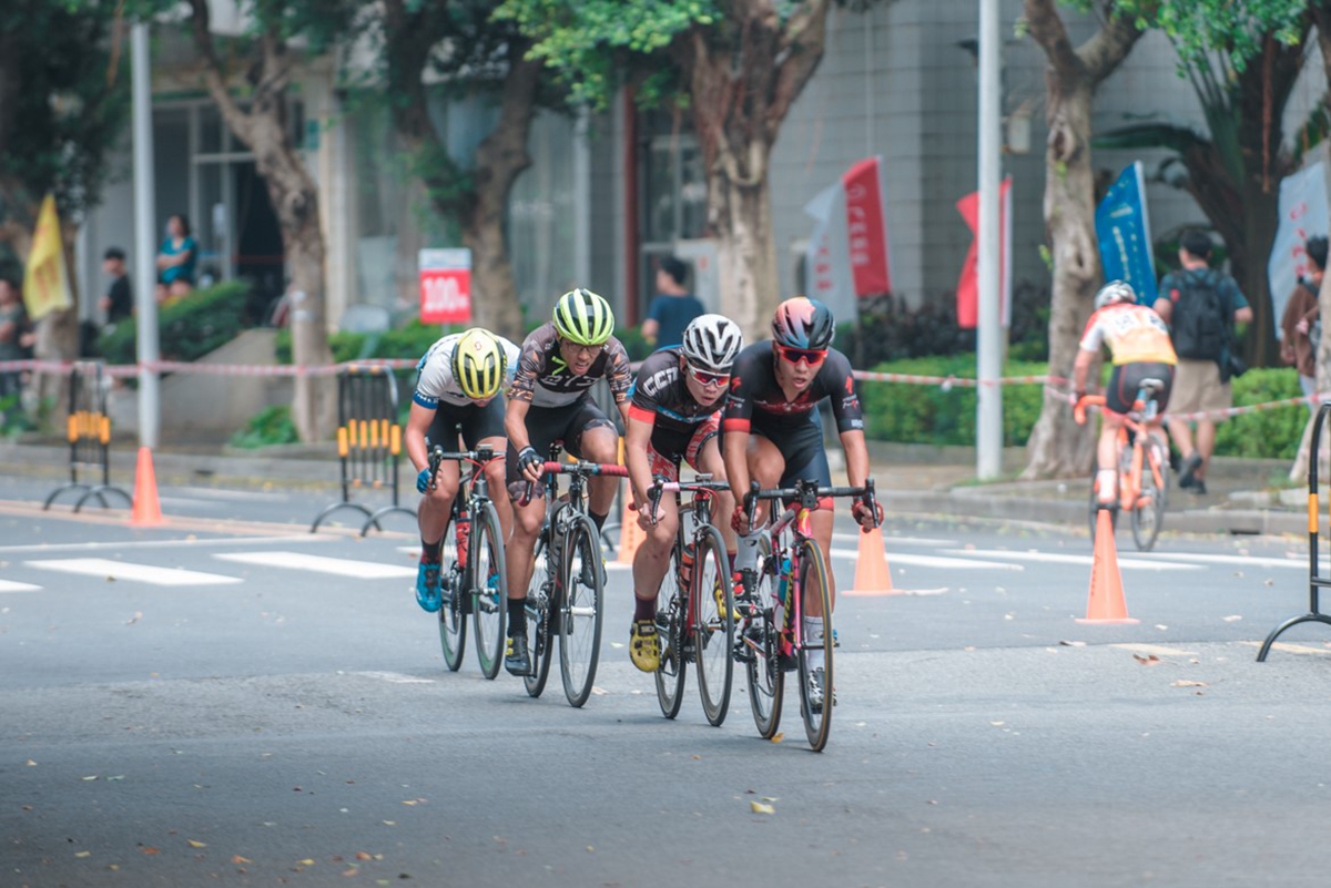 澳大利亚男子自行车选手突围夺魁