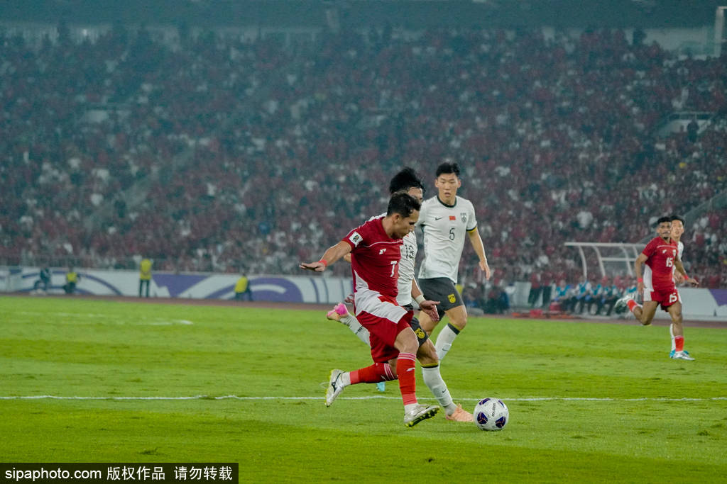 激烈较量涌现精彩看点,球迷目不转睛 激烈较量涌现精彩看点,球迷目不转睛