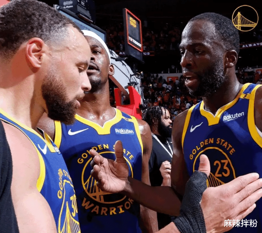 赛场上热血拼搏,球员们为荣誉而战 赛场上热血拼搏,球员们为荣誉而战