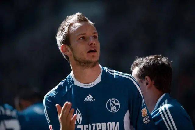 关于效力沙尔克的年轻球员脱颖而出,获得更多关注的信息 关于效力沙尔克的年轻球员脱颖而出,获得更多关注的信息