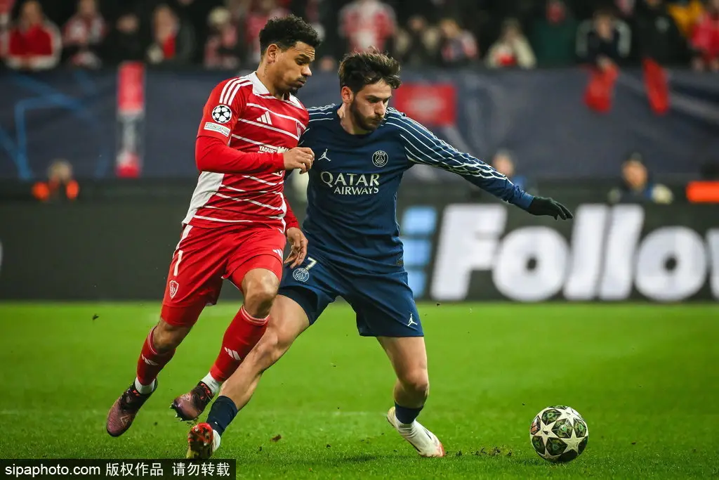 英格兰主场大胜罗马尼亚斯特林破门 英格兰主场大胜罗马尼亚斯特林破门