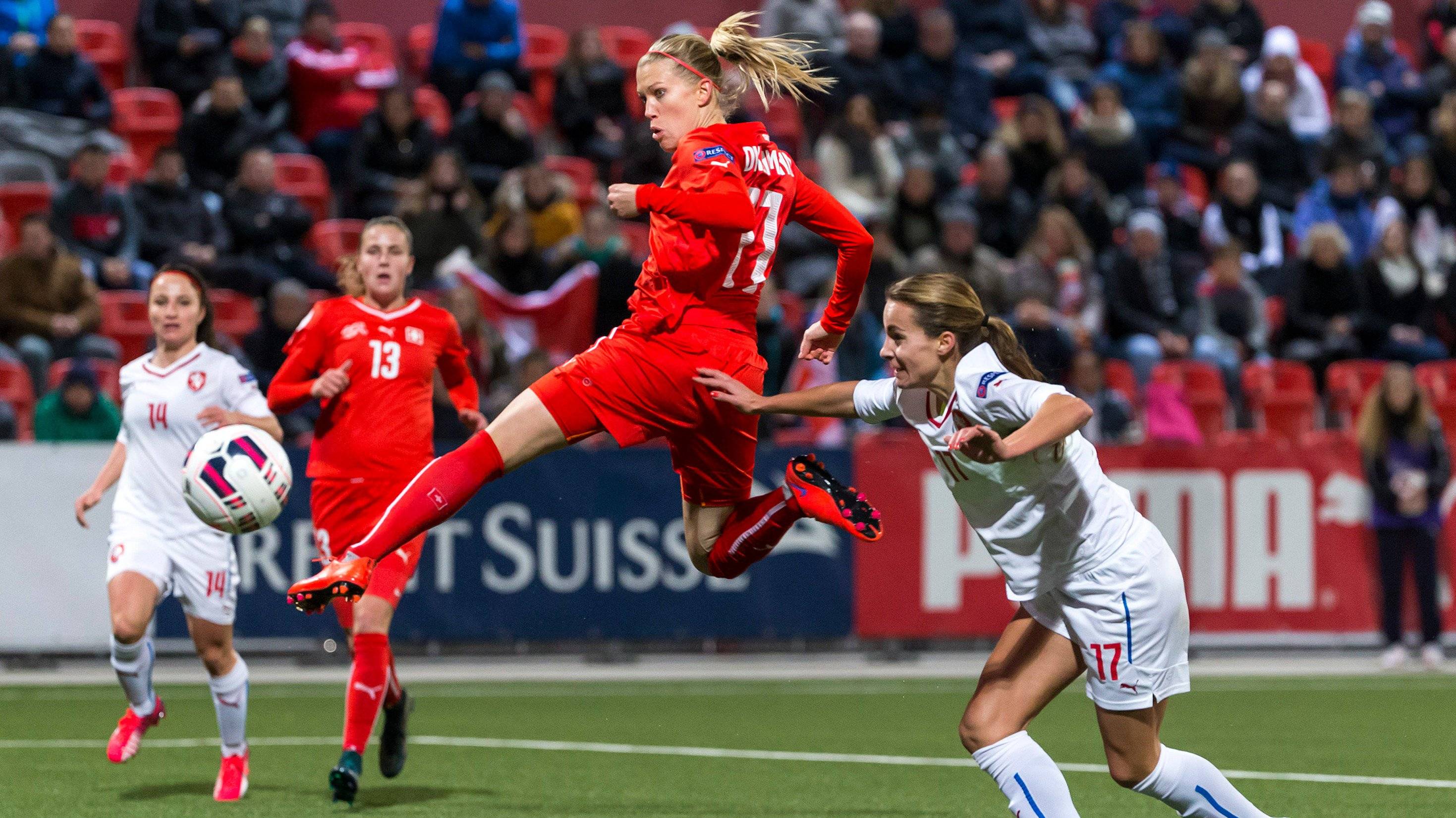 瑞士女足队员获赛季最佳球员奖 瑞士女足队员获赛季最佳球员奖