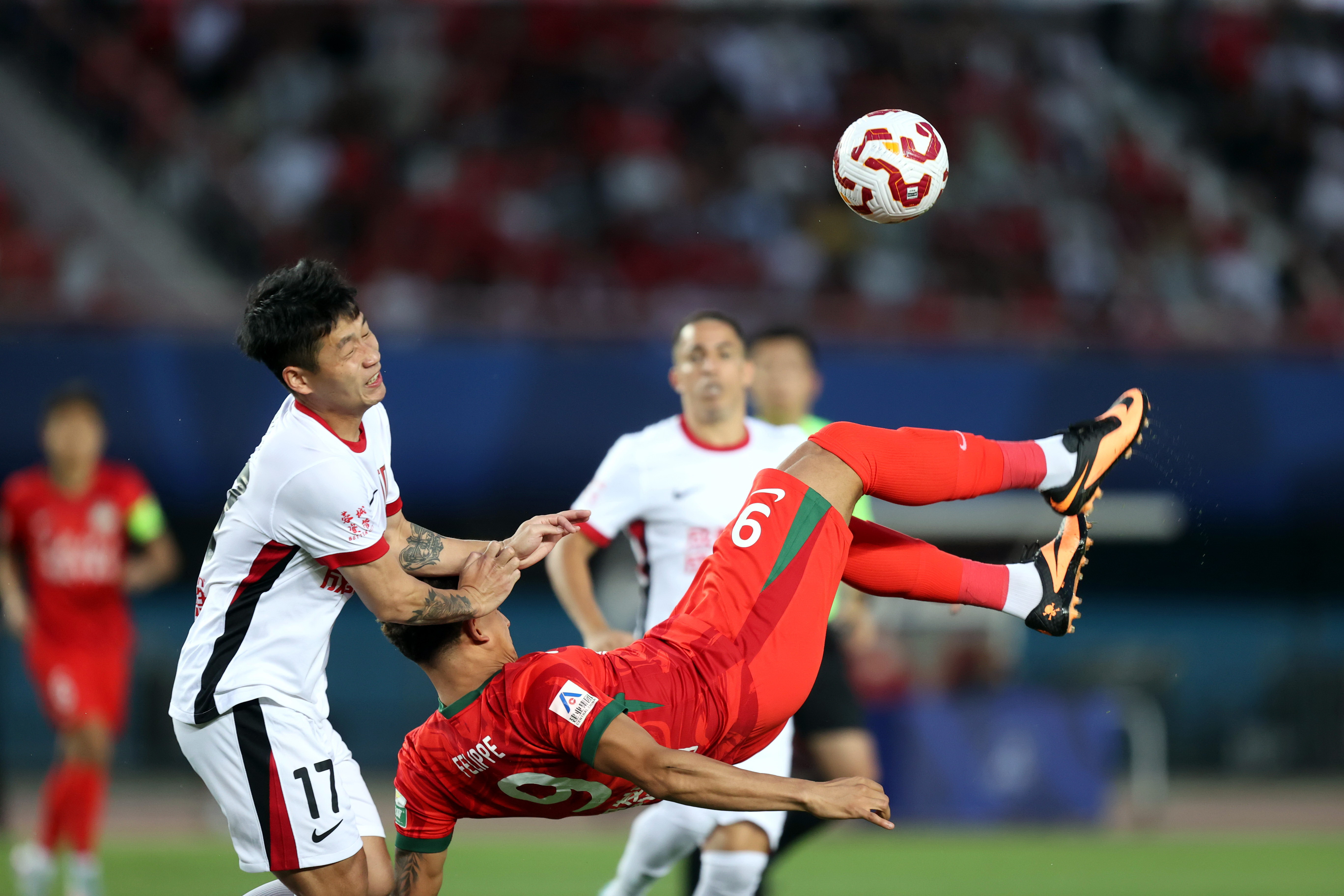 河南队艰难取胜,球迷热议胜负 河南队艰难取胜,球迷热议胜负