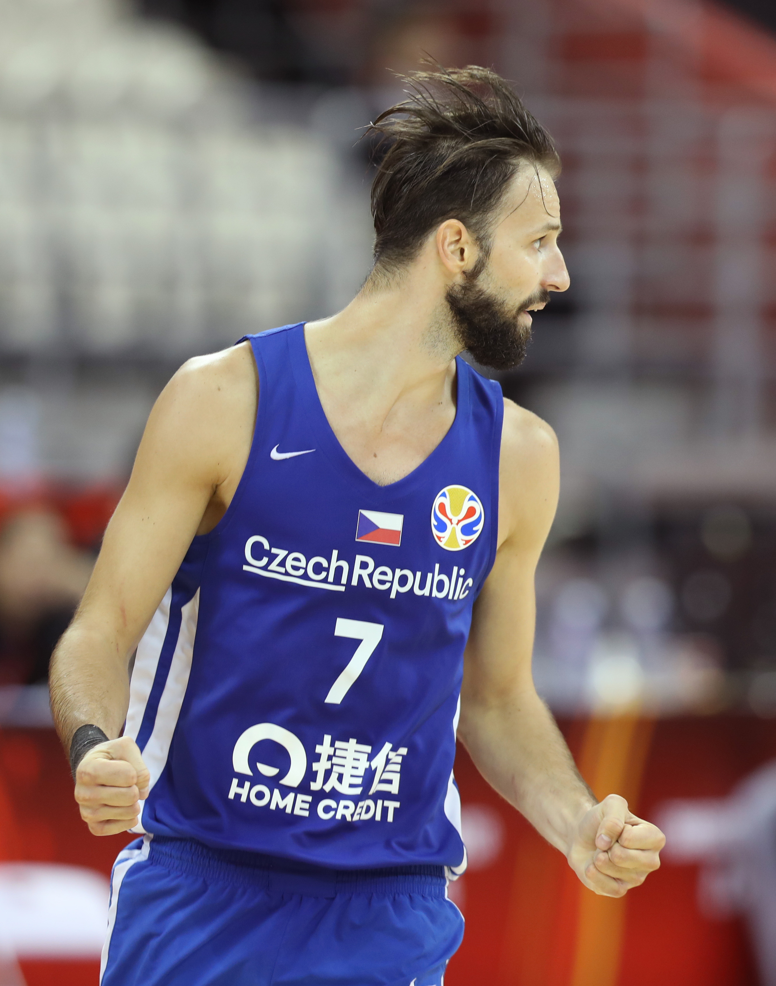 捷克队苦战晋级,展现不屈精神赢得赞誉 捷克队苦战晋级,展现不屈精神赢得赞誉