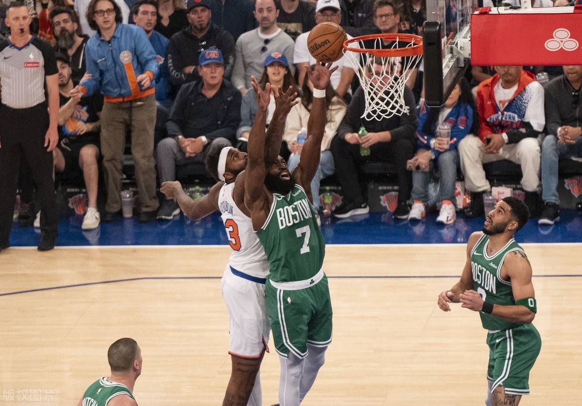 外线火力爆发!球员连续砍下多记三分球 外线火力爆发!球员连续砍下多记三分球