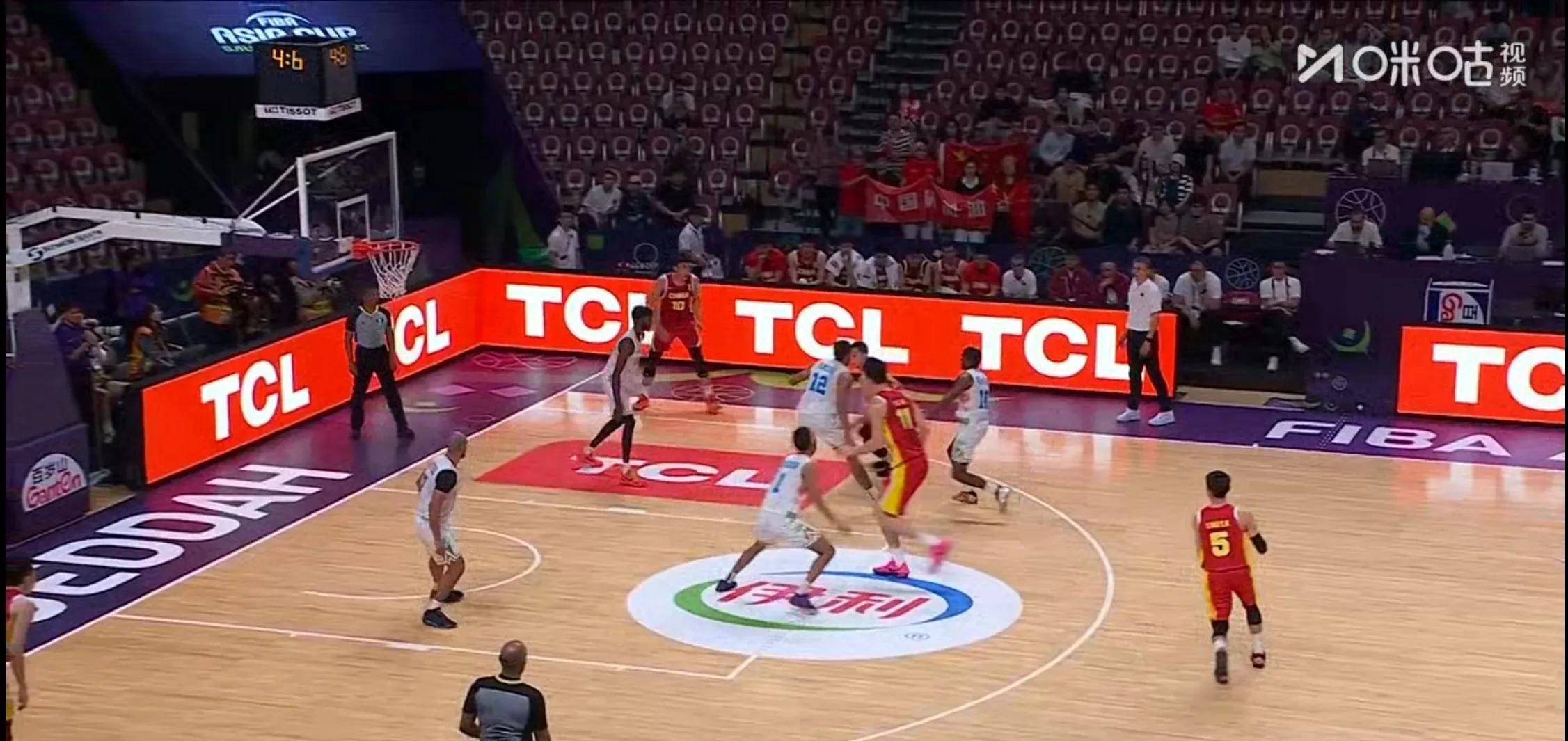 外线火力爆发!球员连续砍下多记三分球 外线火力爆发!球员连续砍下多记三分球