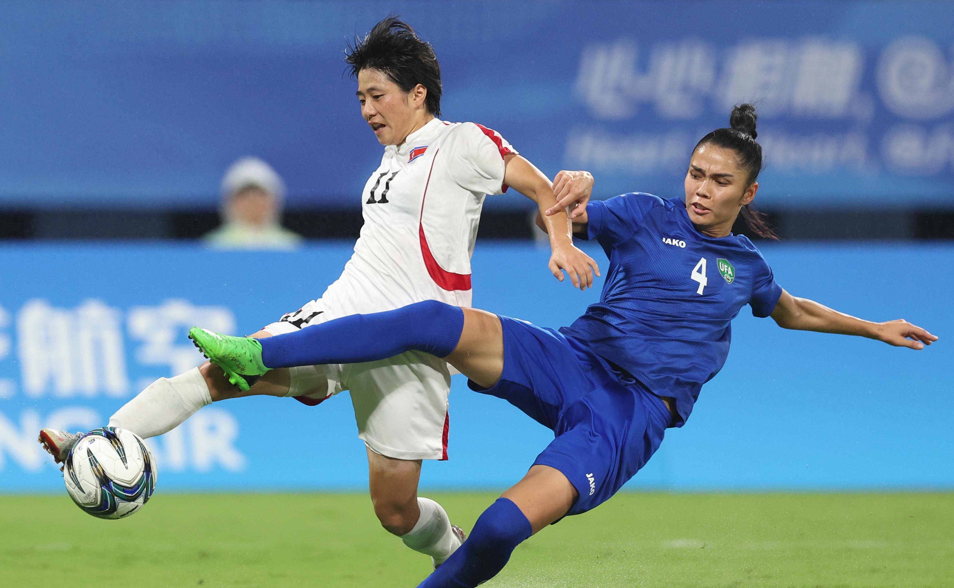 精雕细琢：女子足球队紧密配合取胜