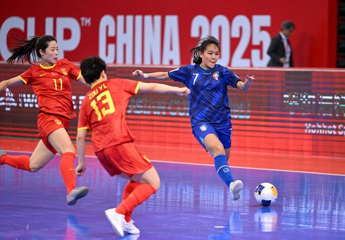 精雕细琢：女子足球队紧密配合取胜