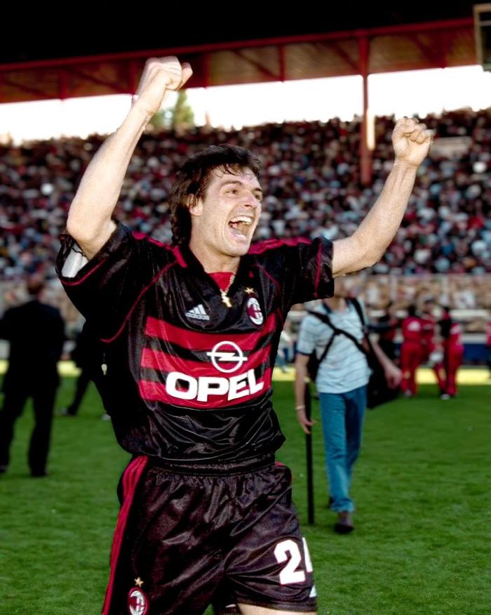 意甲联赛风采：AC米兰再夺关键胜利