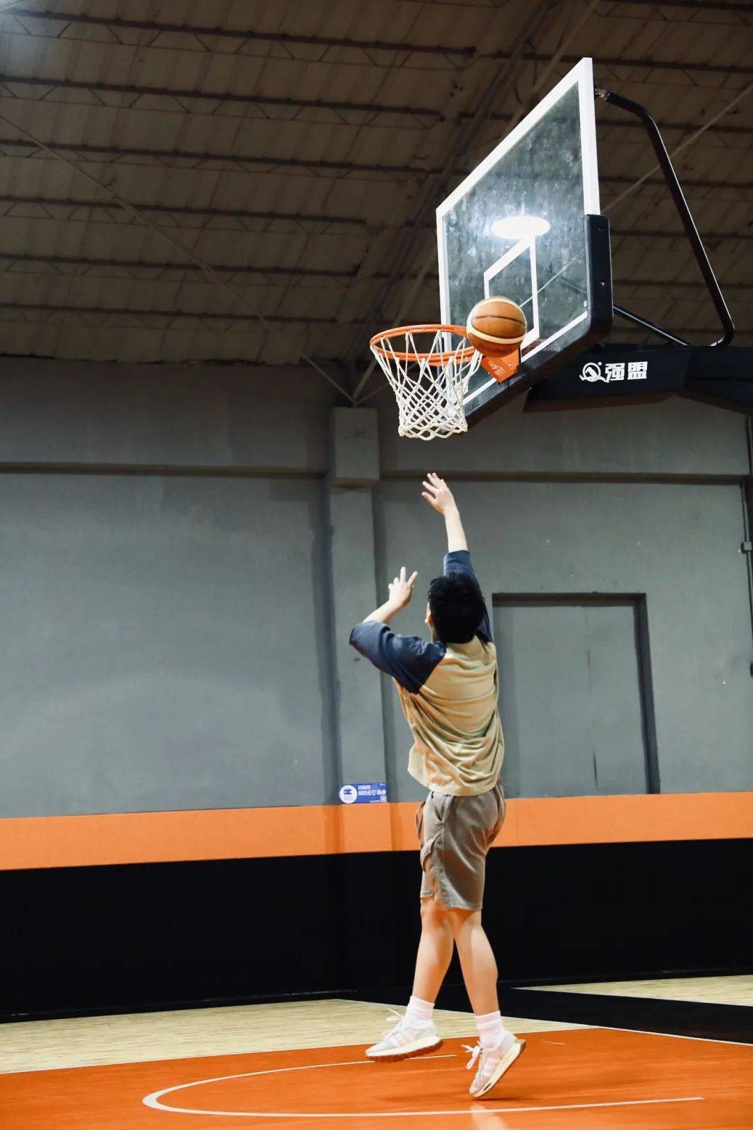 关于西班牙击剑选手奋勇争先，在比赛中崭露头角的信息