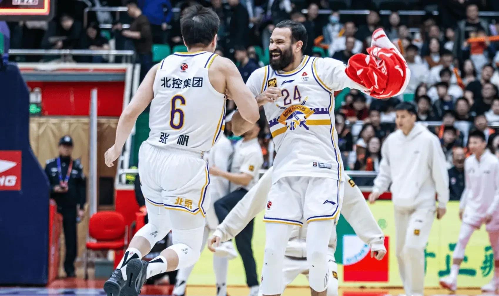 阵地战激烈角逐,球队拼尽全力 阵地战激烈角逐,球队拼尽全力