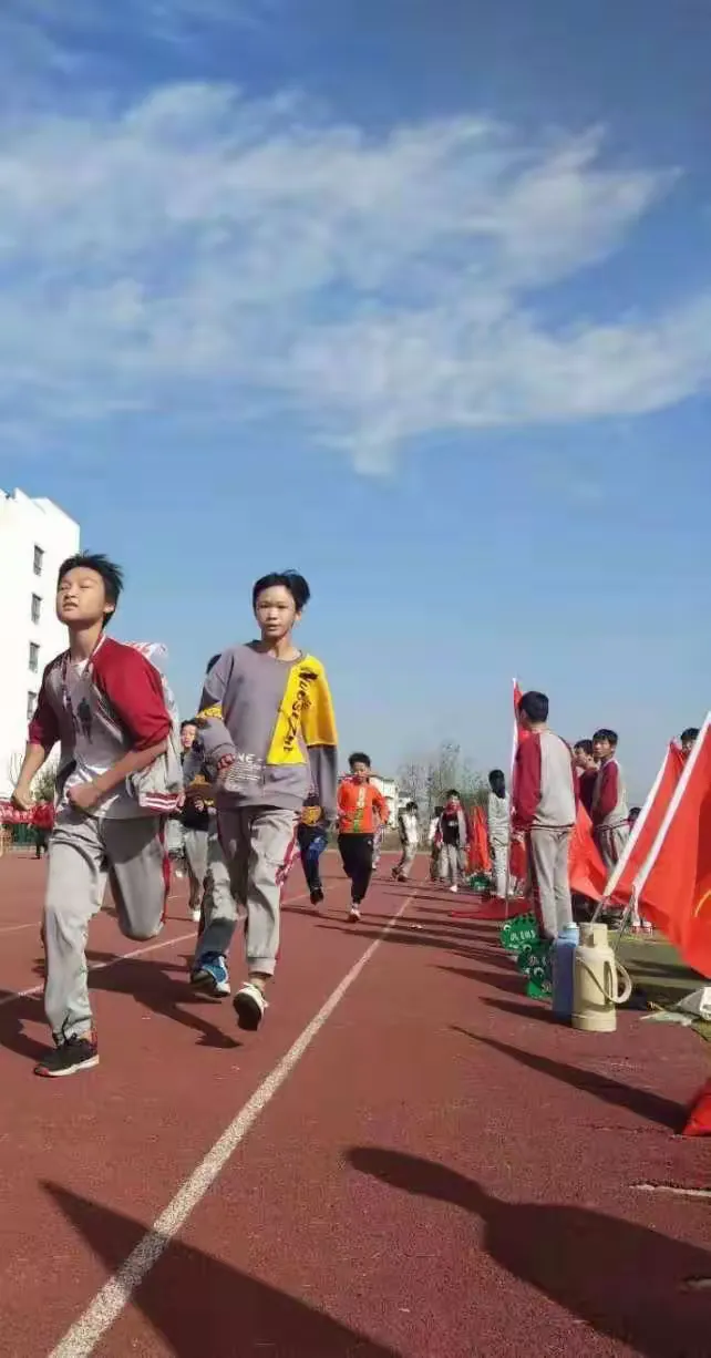 联赛激战白热化，球队展现团结力量