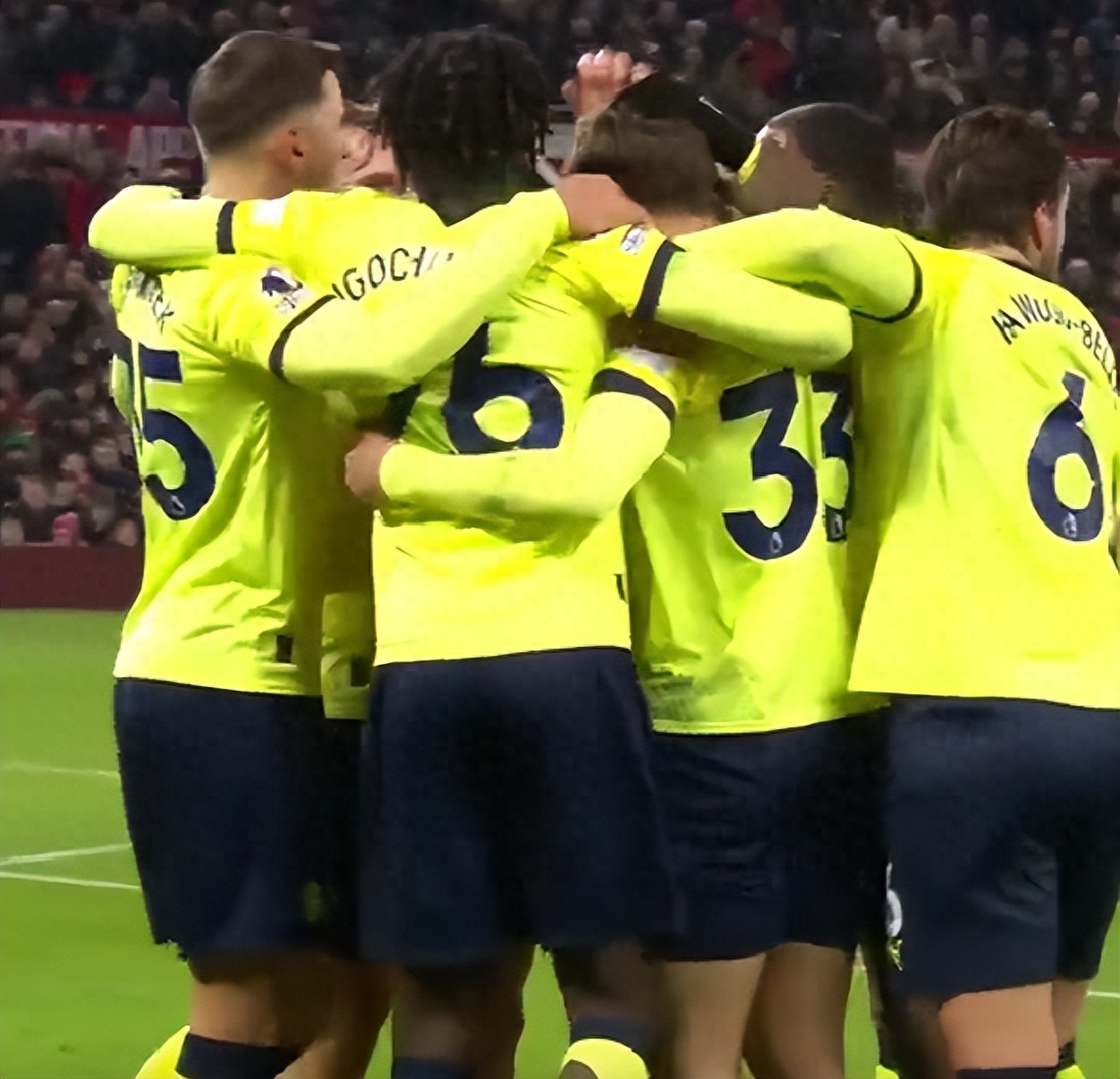 曼联客场大胜南安普顿,继续保持不败 曼联客场大胜南安普顿,继续保持不败