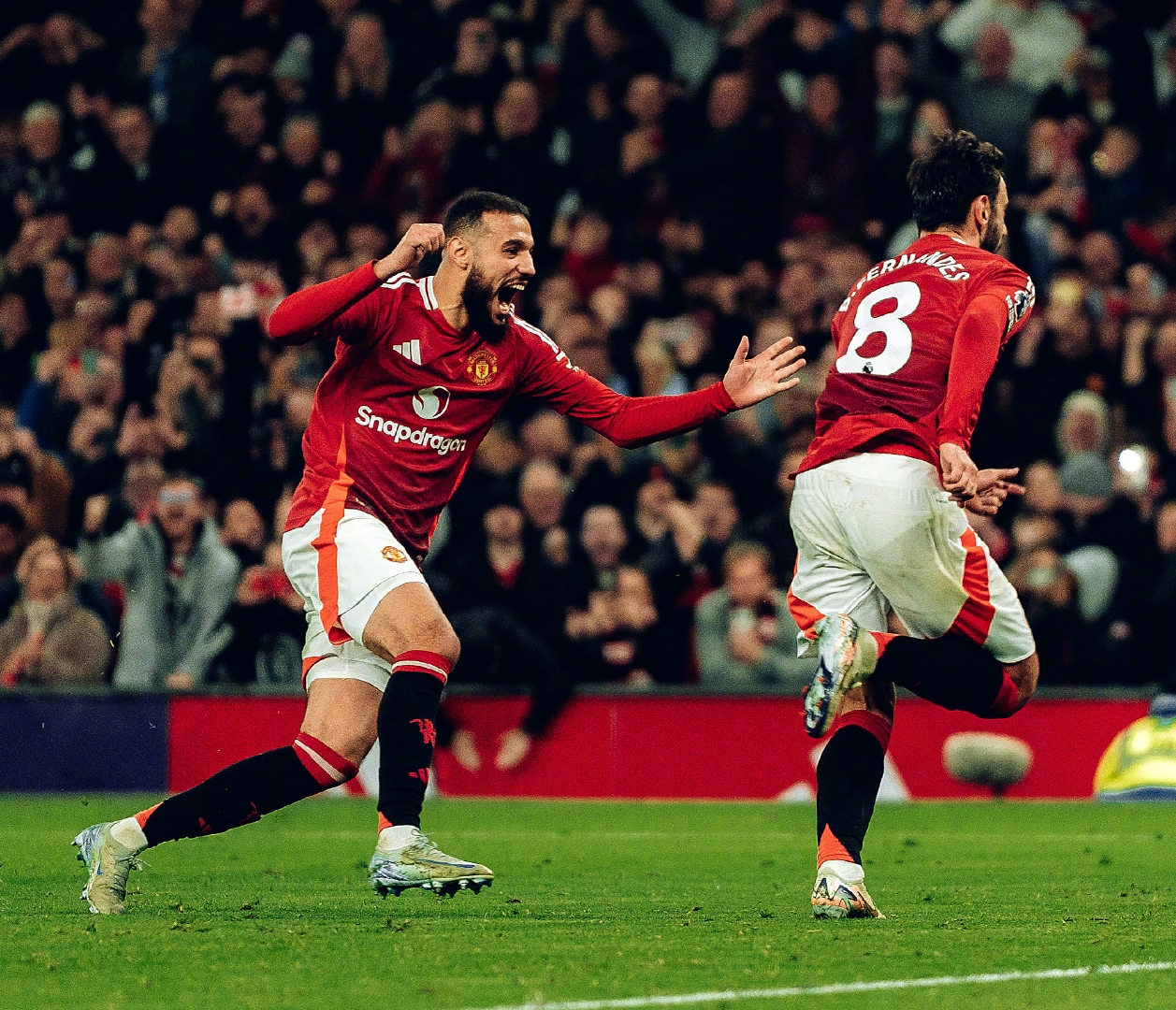 曼联客场大胜南安普顿,继续保持不败 曼联客场大胜南安普顿,继续保持不败