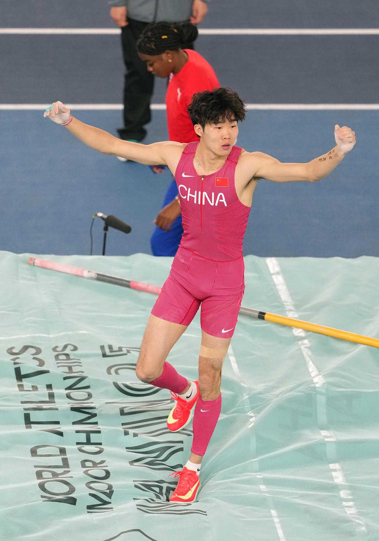 撑杆跳极限对决,铜牌选手实现逆袭 撑杆跳极限对决,铜牌选手实现逆袭