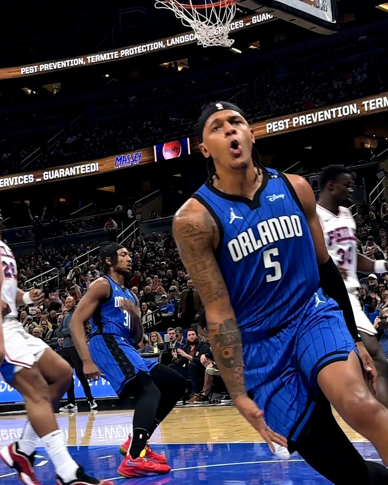 魔术后卫伤势恶化,球队战力遭受打击 魔术后卫伤势恶化,球队战力遭受打击