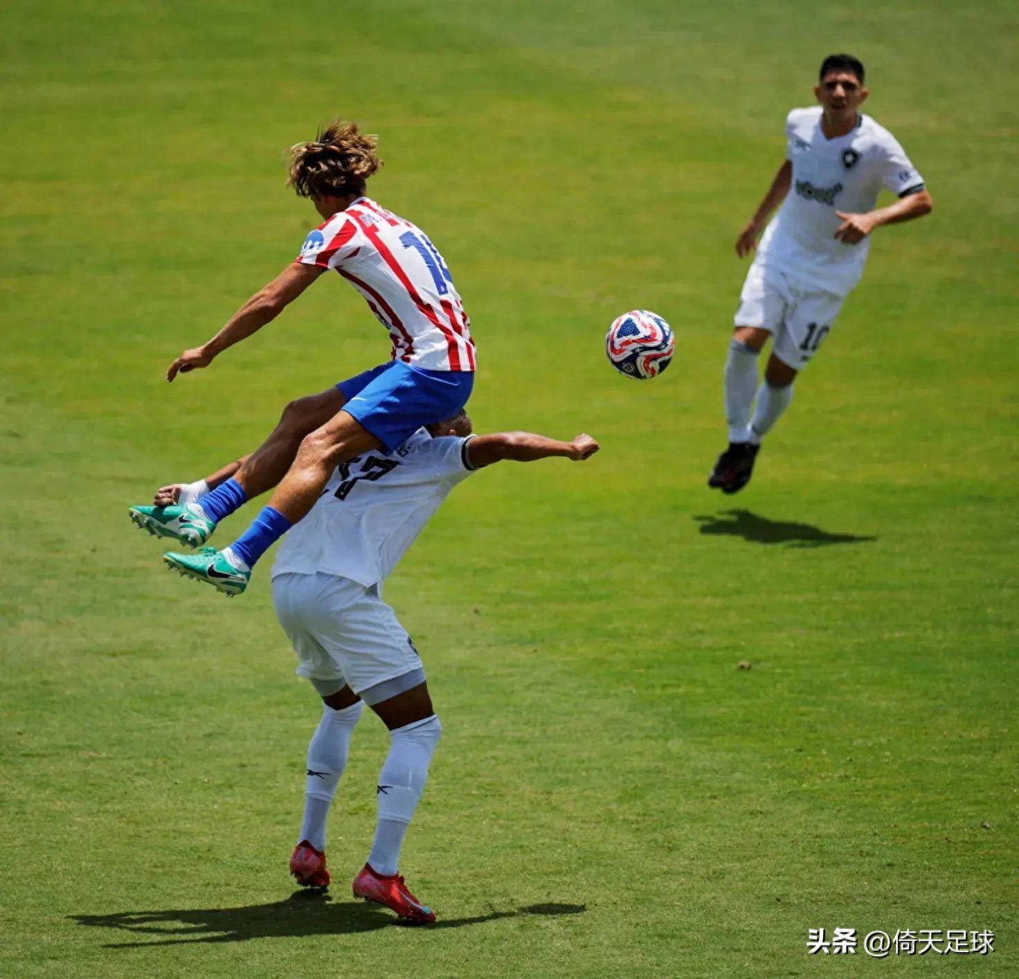 足球明星们在比赛中展现出顶尖的实力和技艺 足球明星们在比赛中展现出顶尖的实力和技艺