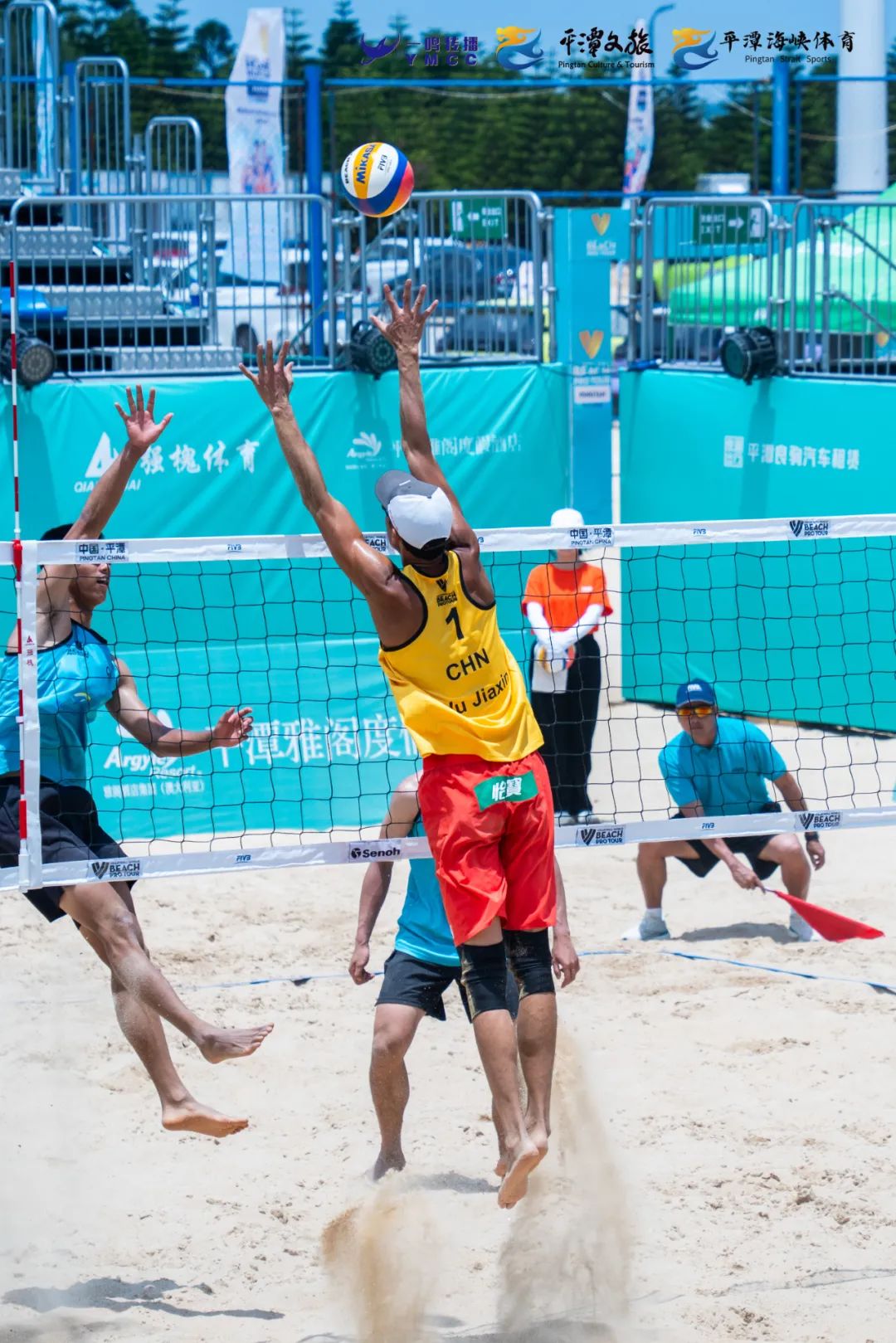 沙滩排球对决激烈，双方实力均衡角逐激烈