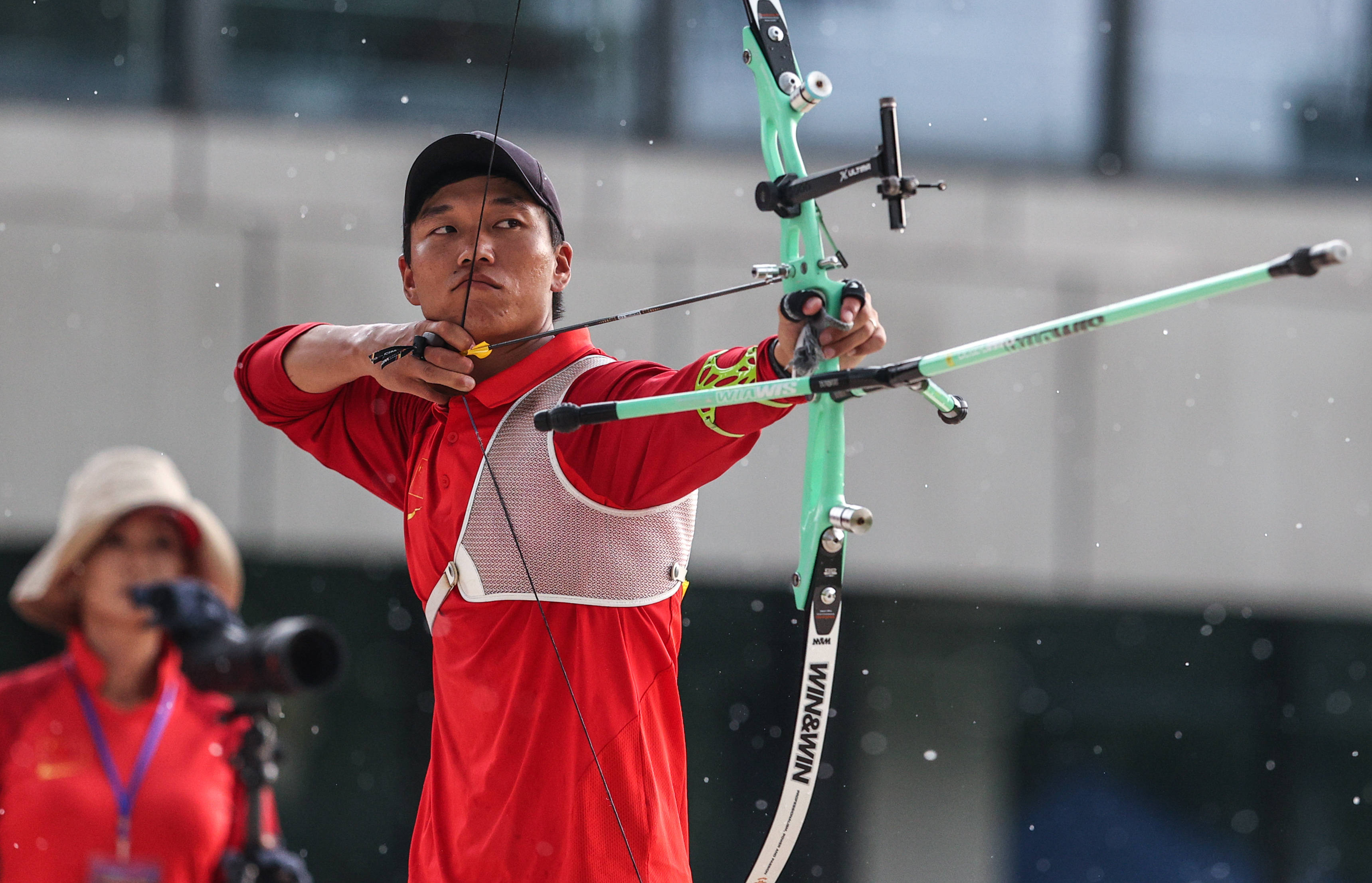 射箭比赛选手精准射击冲至榜首 射箭比赛选手精准射击冲至榜首