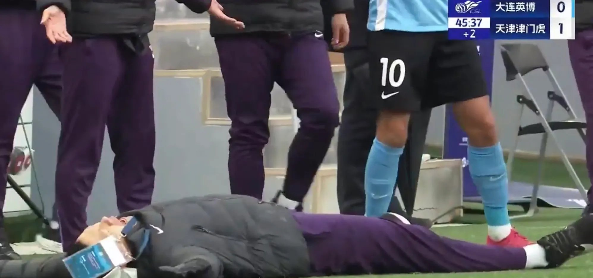 比赛结束后球员情绪波动，喜忧参半的结局