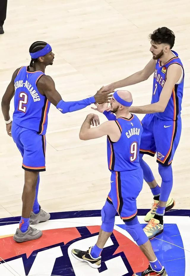 疯狂得分大战,观众目不转睛 疯狂得分大战,观众目不转睛