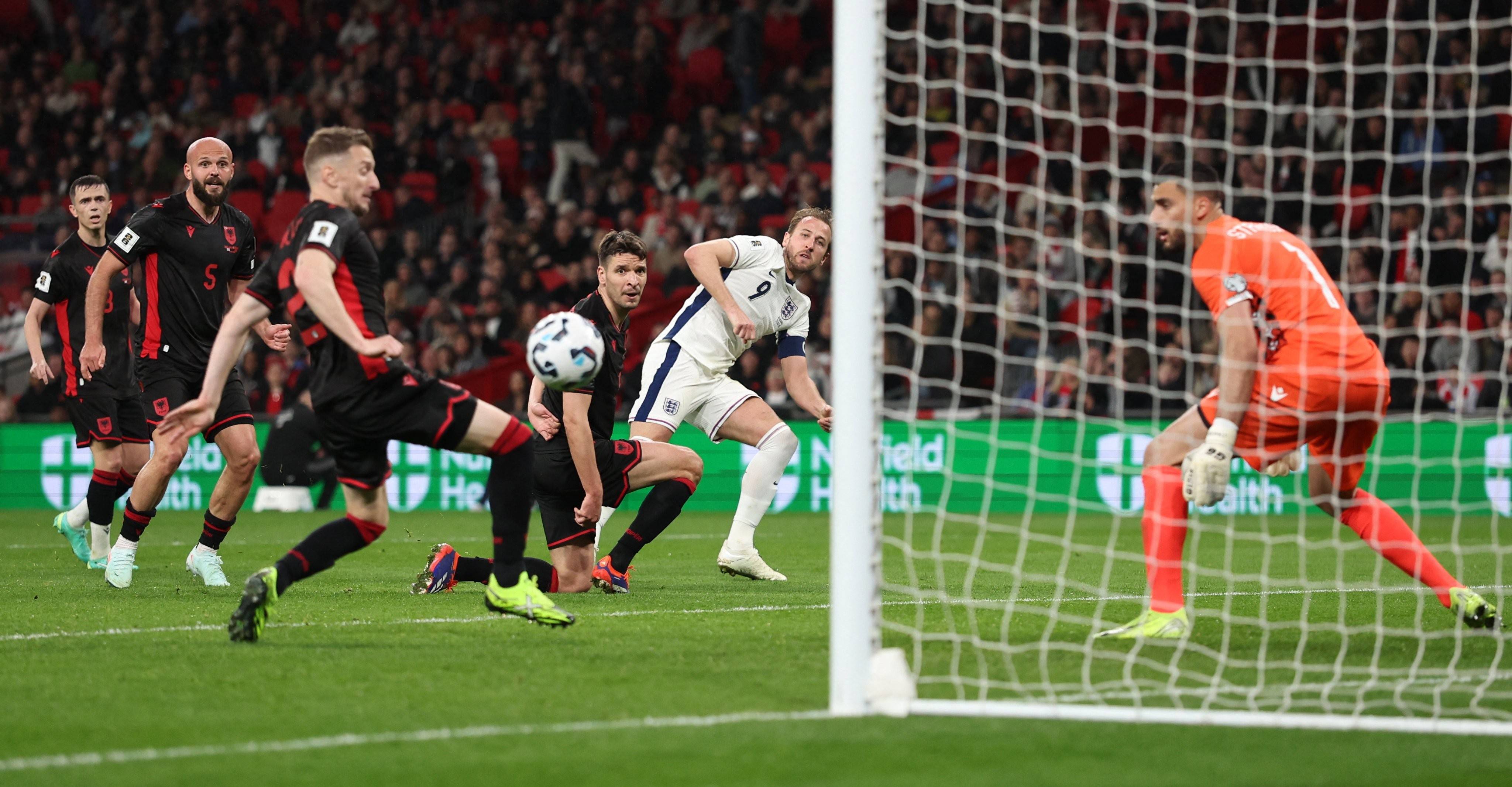 英格兰国家队在主场比拼中大胜对手