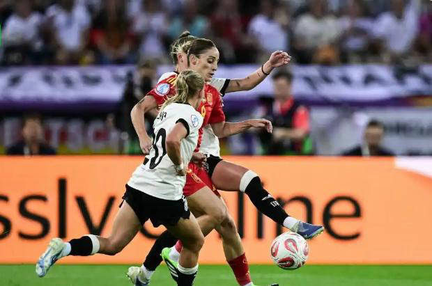 德国女足迎战南非队,赛事激烈 德国女足迎战南非队,赛事激烈