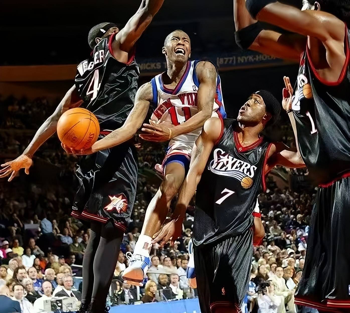 球员们在赛场上展现出强大实力 球员们在赛场上展现出强大实力