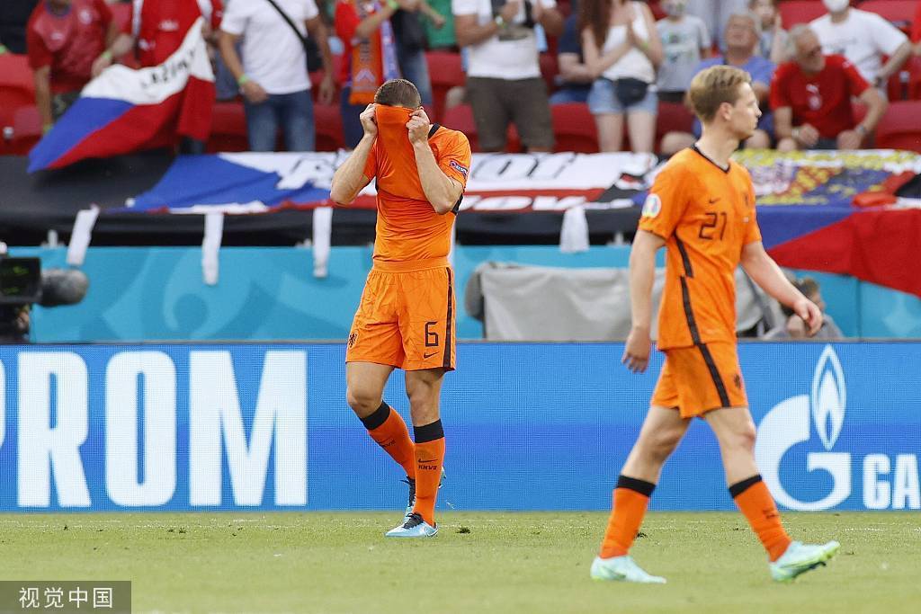 荷兰队被乌克兰逆转,小组战绩出现波动 荷兰队被乌克兰逆转,小组战绩出现波动