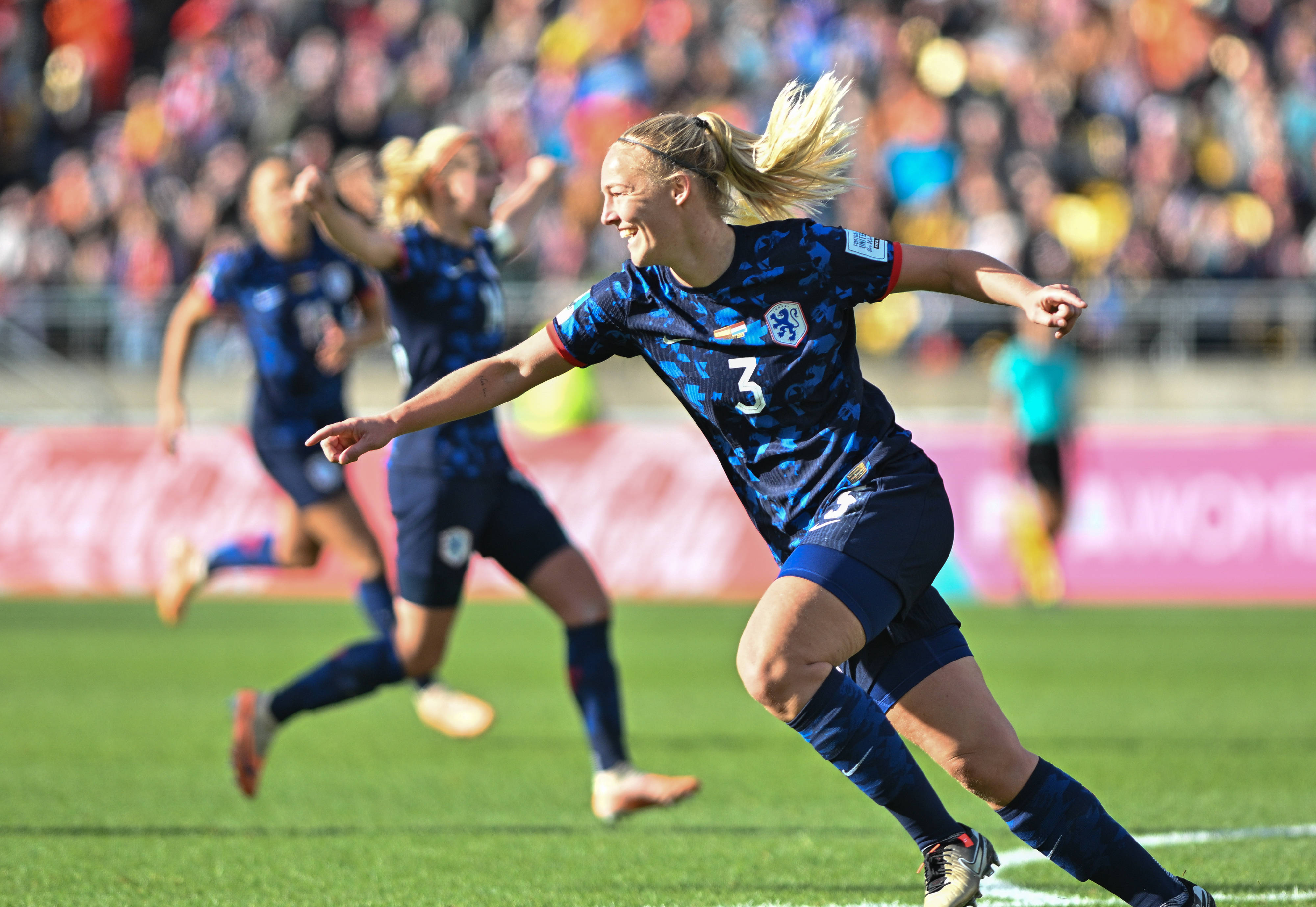 意大利女足队在比赛中夺魁收获掌声 意大利女足队在比赛中夺魁收获掌声