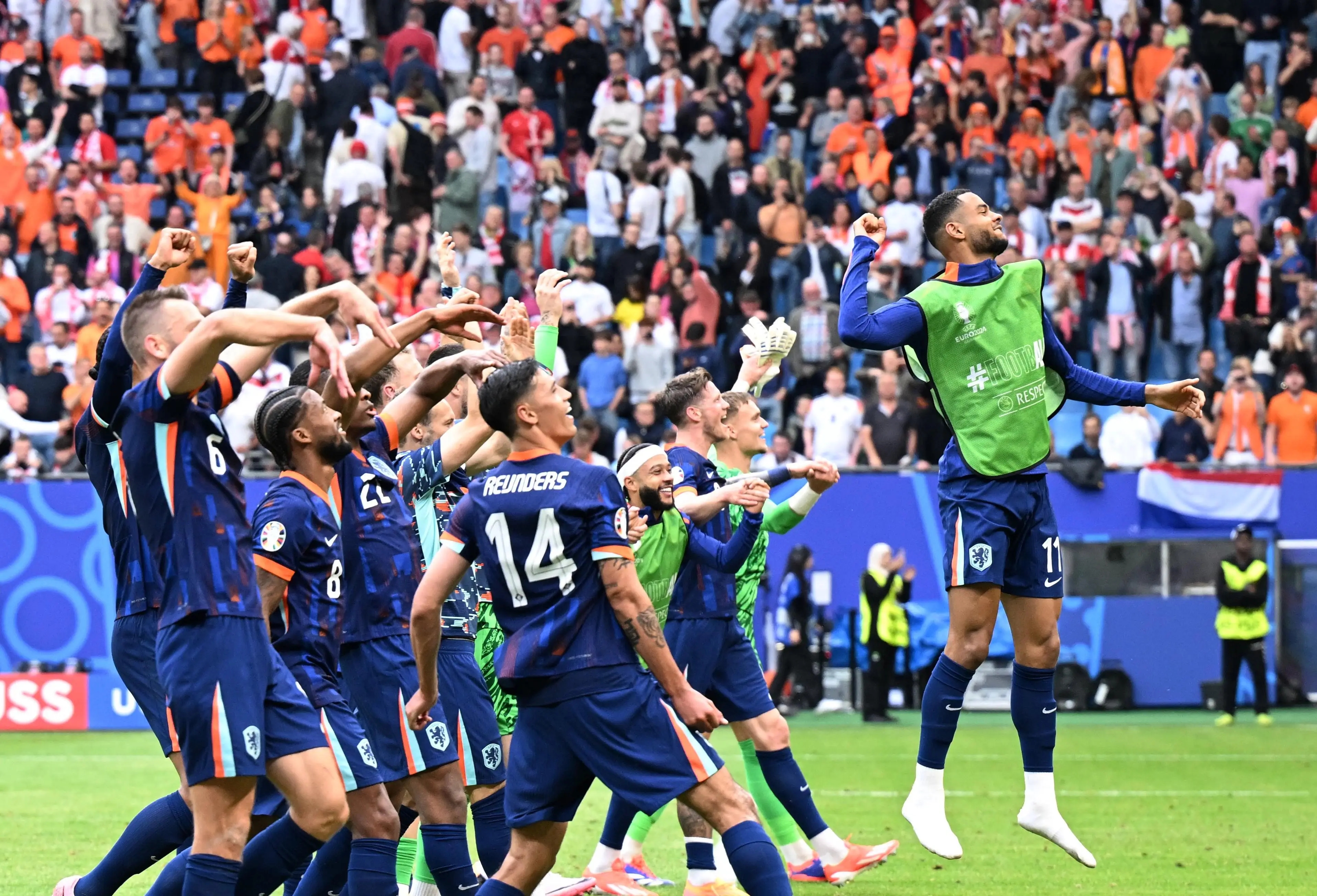 欧洲足球精英联赛热火激战，球员全力以赴